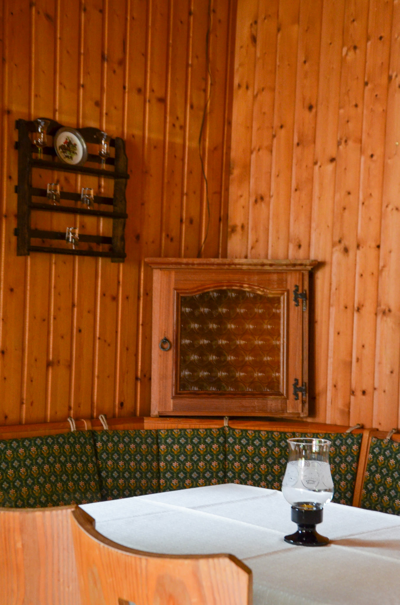 Überdachte Grillhütte auf dem Hof